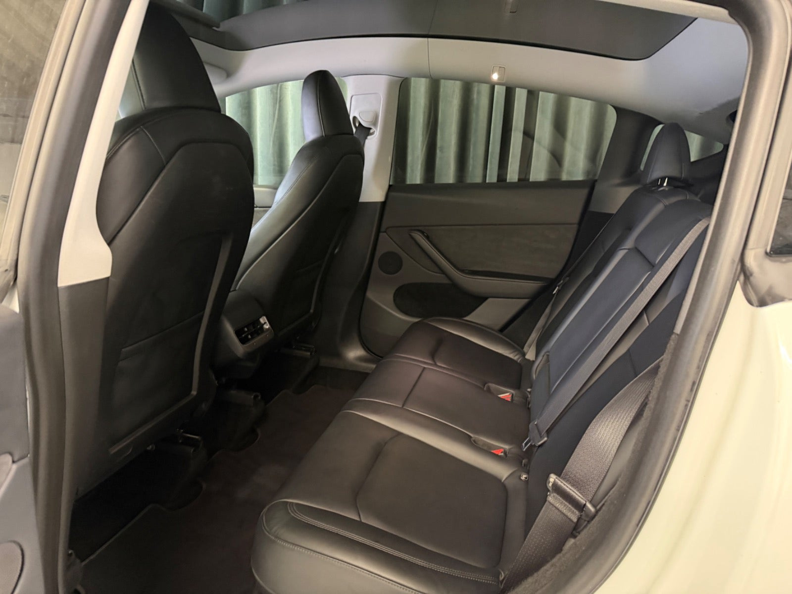 Hvid Tesla Model Y fra 2023