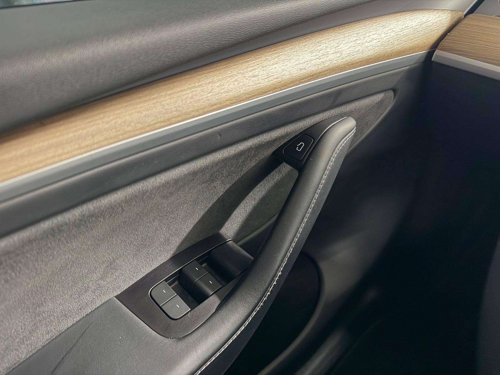 Hvid Tesla Model Y fra 2023