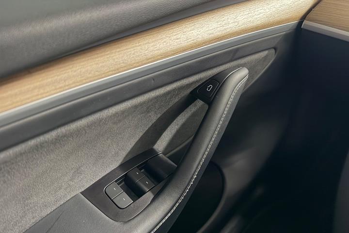 Hvid Tesla Model Y fra 2023