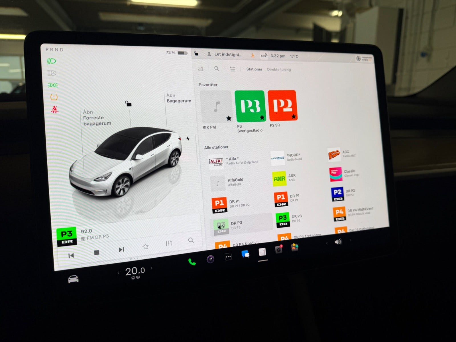 Hvid Tesla Model Y fra 2023