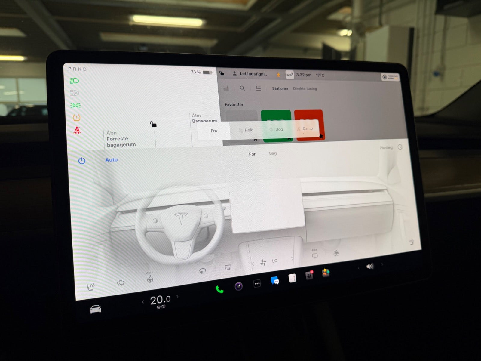 Hvid Tesla Model Y fra 2023