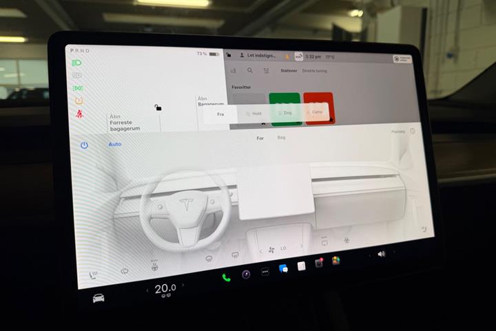 Hvid Tesla Model Y fra 2023