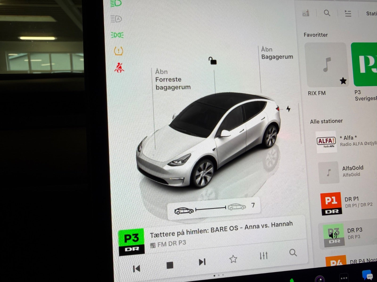 Hvid Tesla Model Y fra 2023