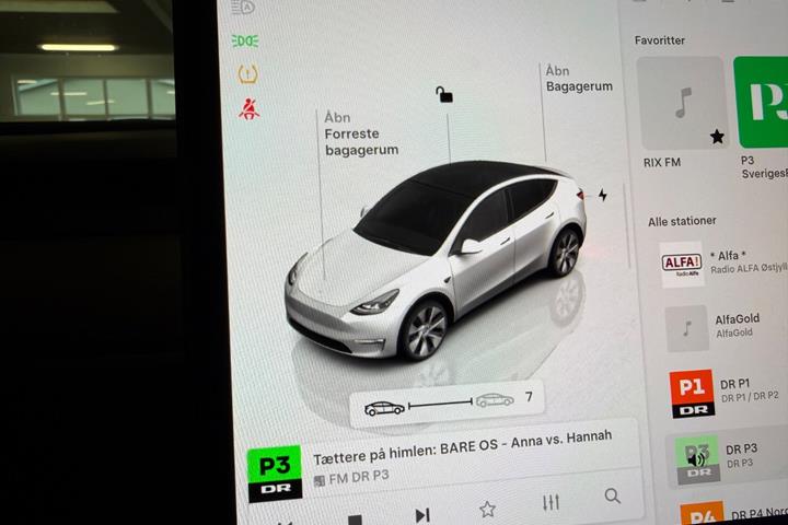Hvid Tesla Model Y fra 2023