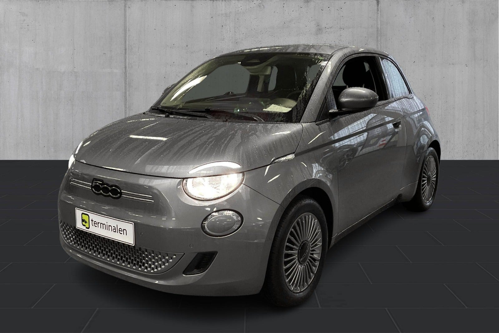 Grå Fiat 500e fra 2023