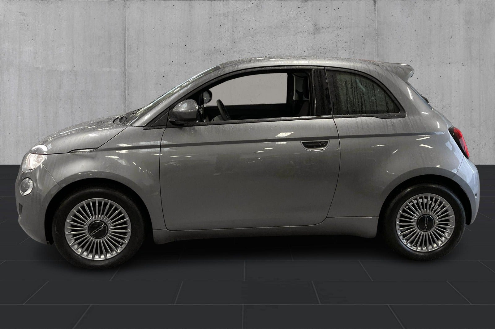 Grå Fiat 500e fra 2023