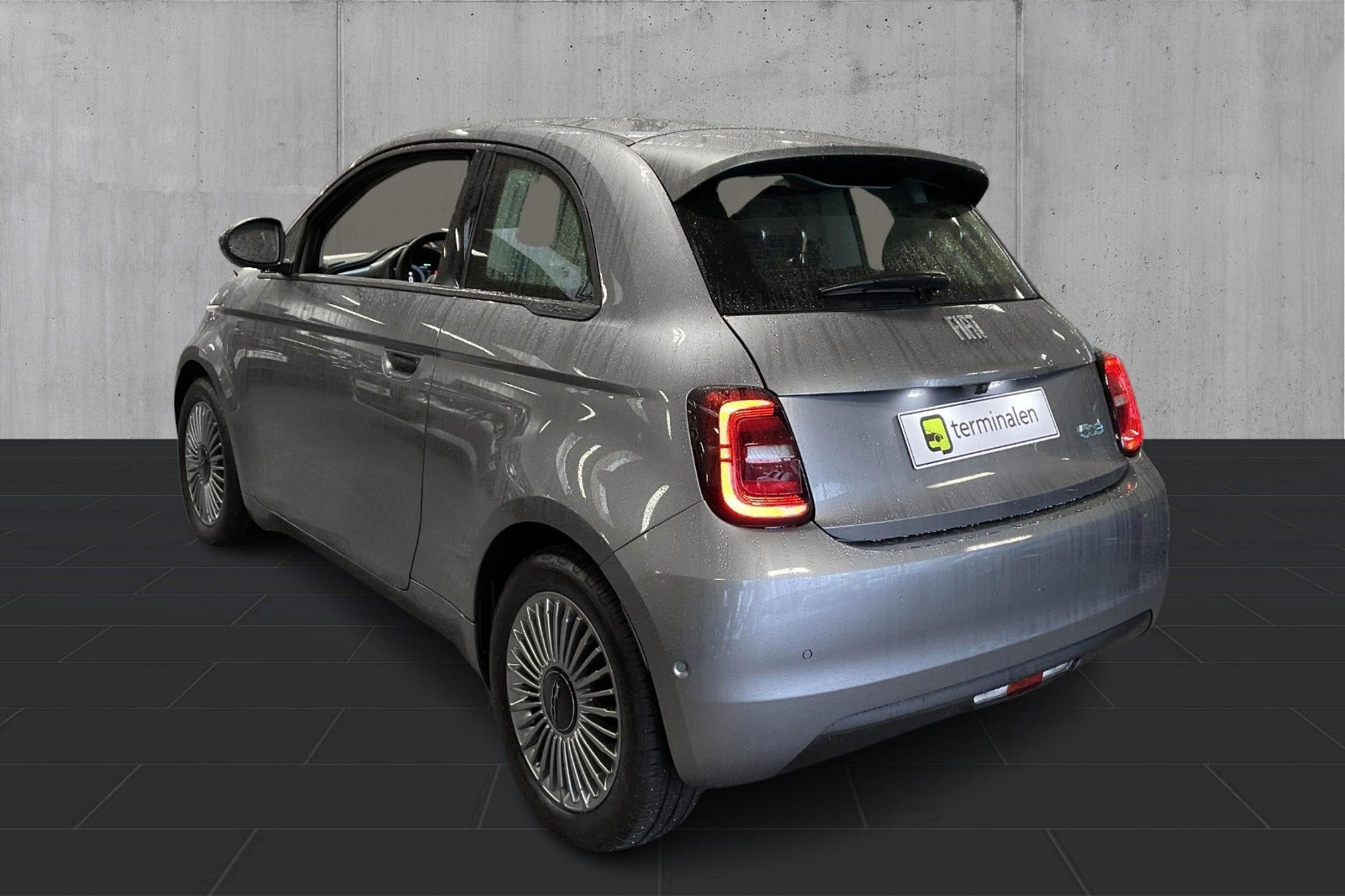 Grå Fiat 500e fra 2023