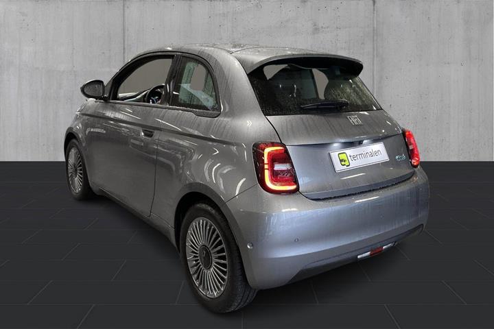 Grå Fiat 500e fra 2023