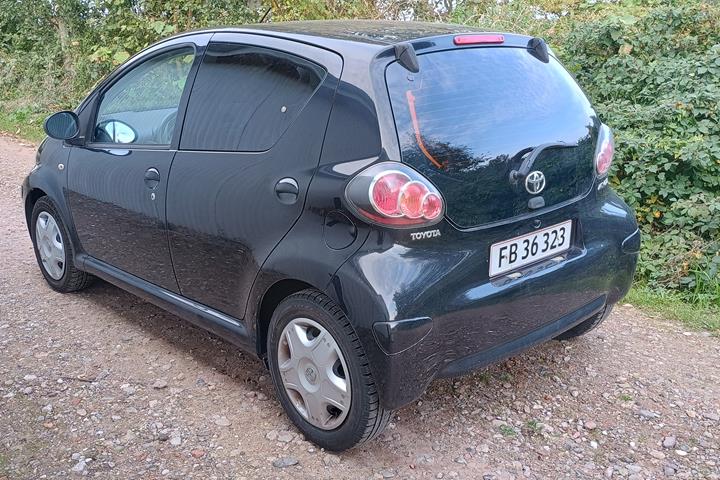 Sort Toyota Aygo fra 2011