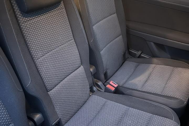 Hvid VW Touran fra 2017