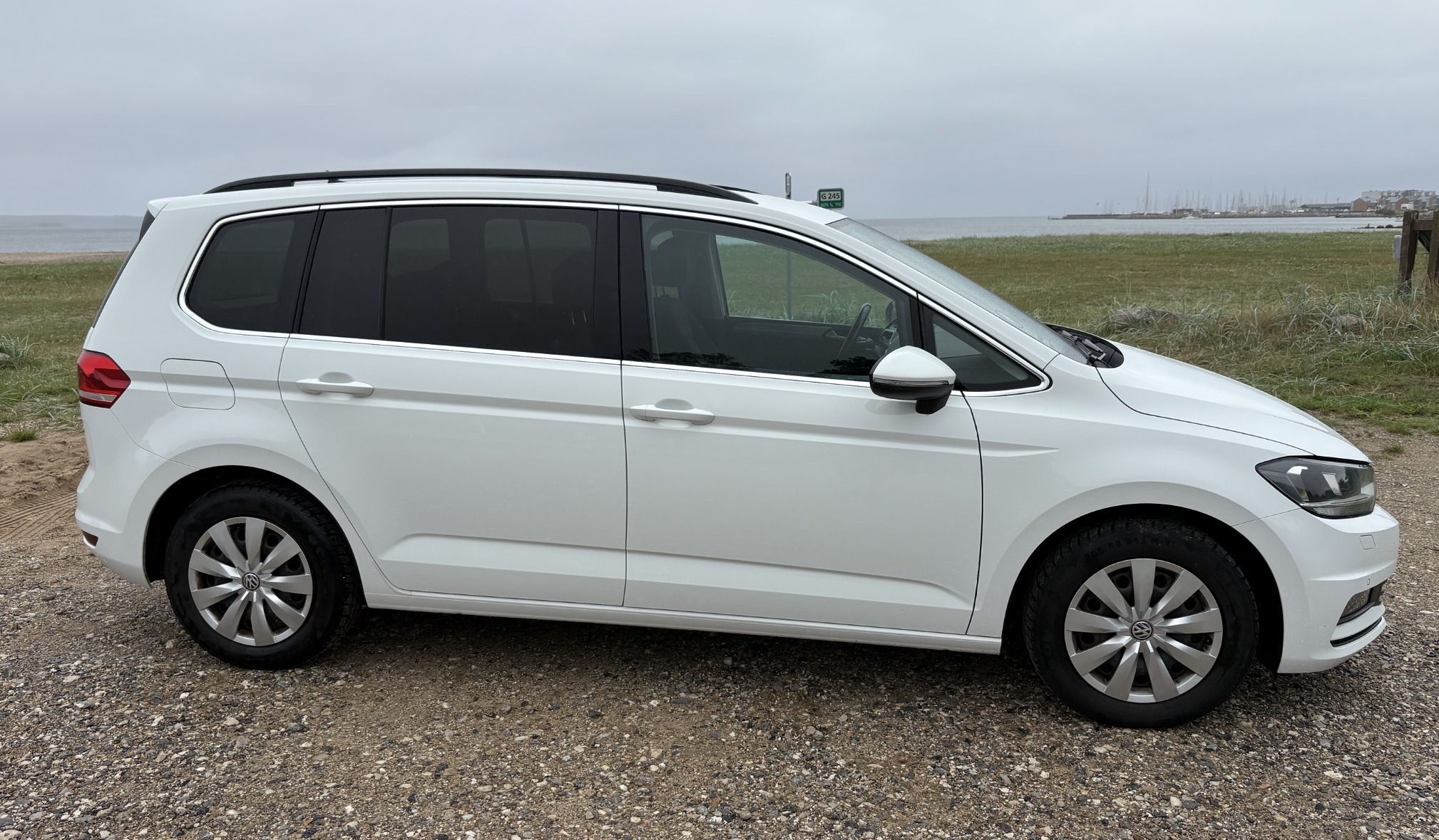 Hvid VW Touran fra 2017