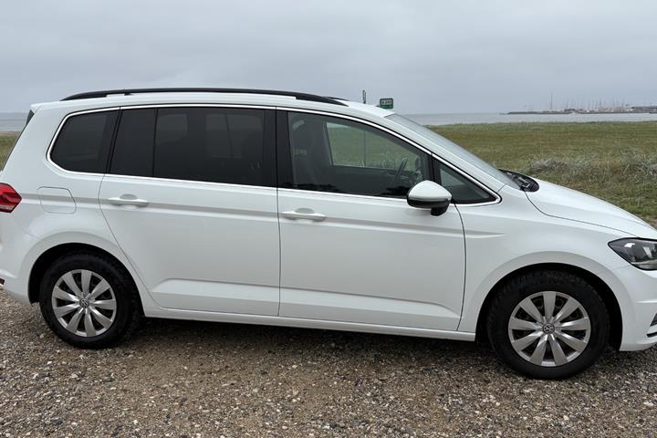 Hvid VW Touran fra 2017