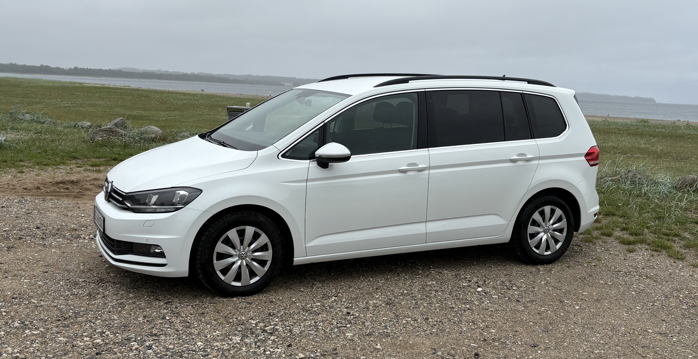 Hvid VW Touran fra 2017