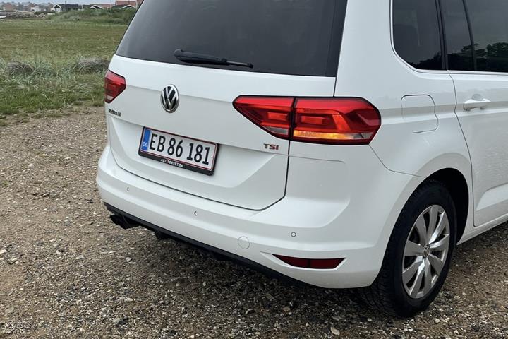Hvid VW Touran fra 2017