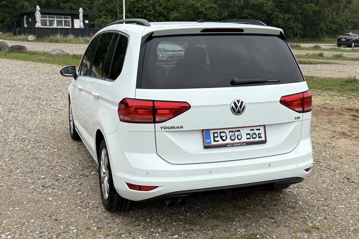 Hvid VW Touran fra 2017