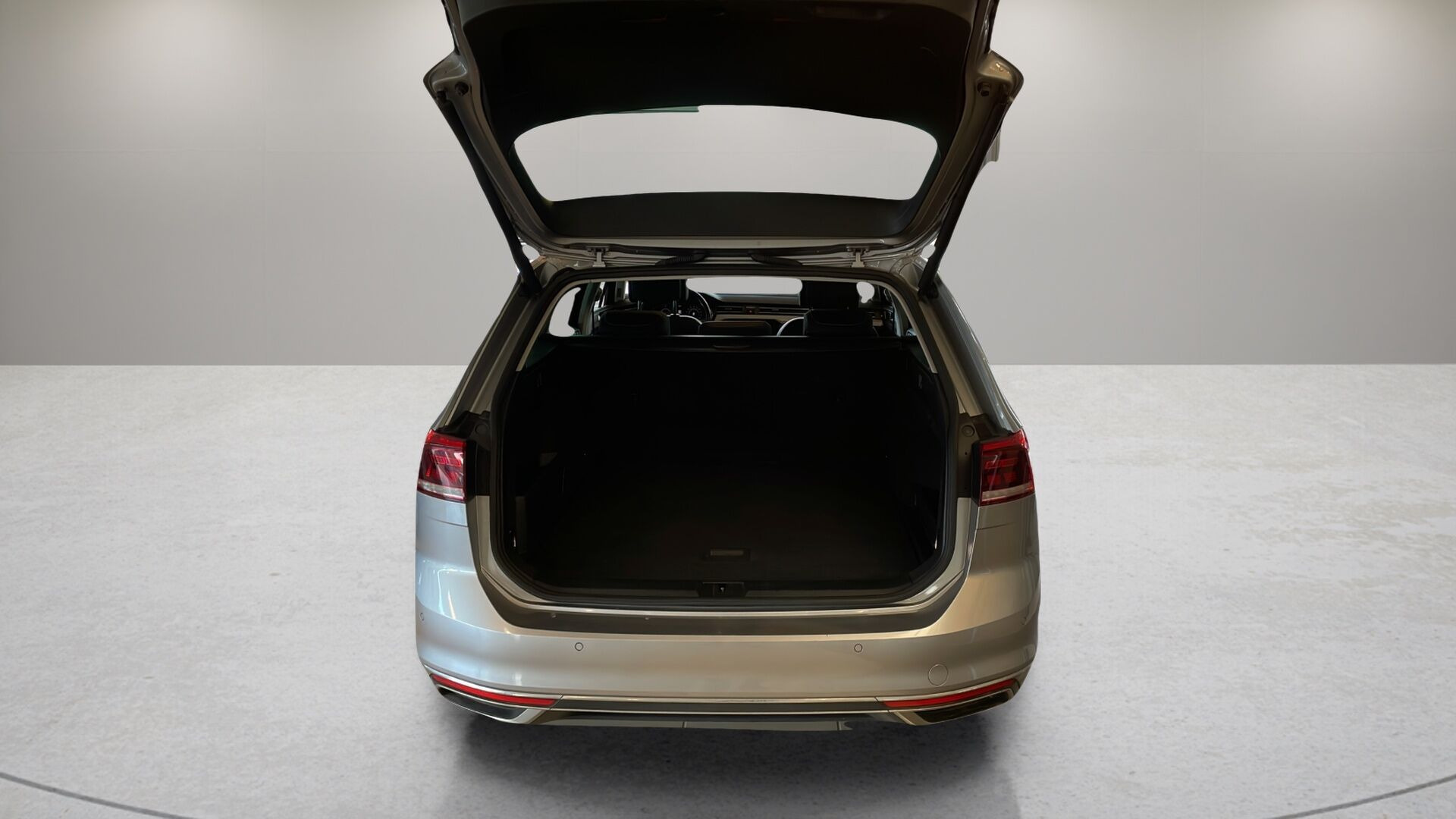Sølv VW Passat fra 2021