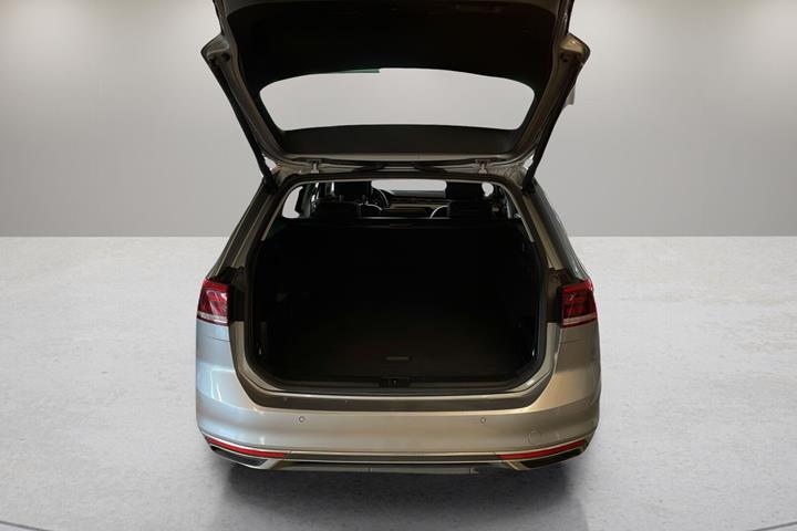 Sølv VW Passat fra 2021