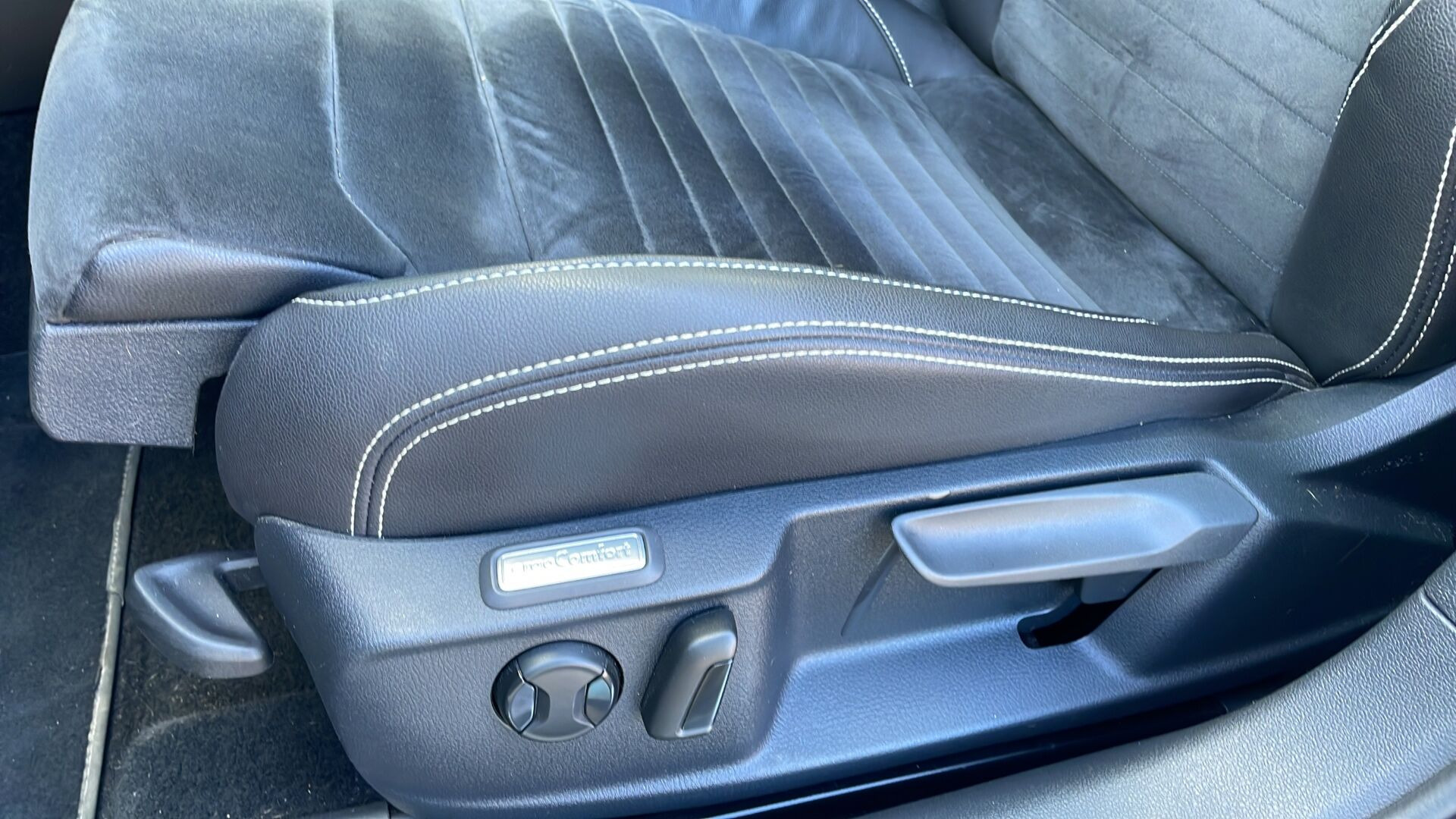 Sølv VW Passat fra 2021