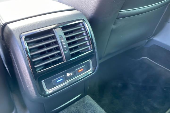 Sølv VW Passat fra 2021