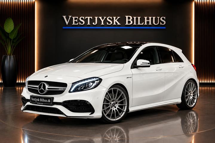 Hvid Mercedes A45 fra 2016 set udefra