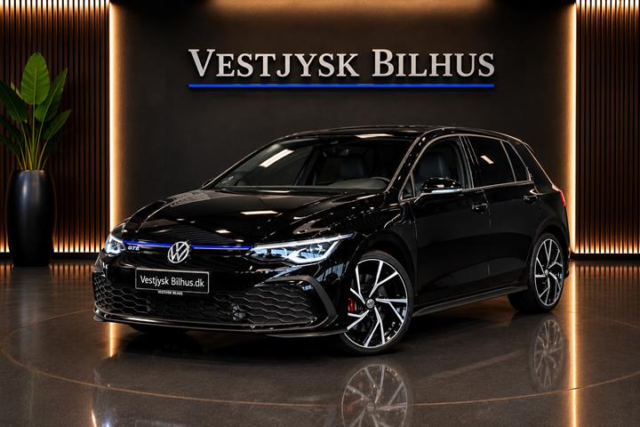 Sort VW Golf VIII fra 2021 set udefra