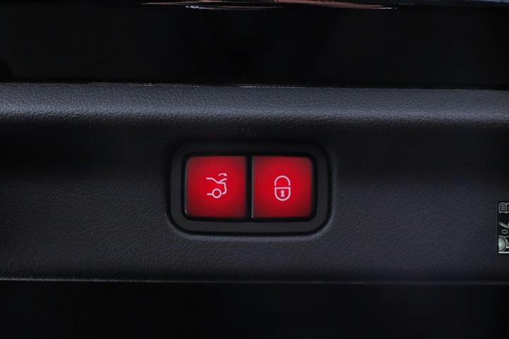 Sort Mercedes EQE350+ fra 2025