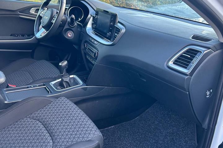 Hvid Kia Ceed fra 2023