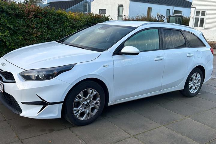 Hvid Kia Ceed fra 2023
