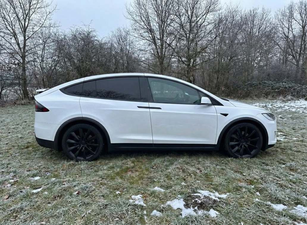 Hvid Tesla Model X fra 2024
