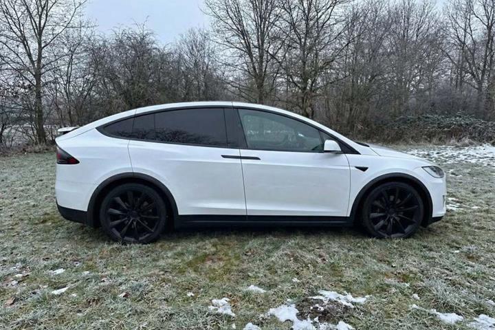 Hvid Tesla Model X fra 2024