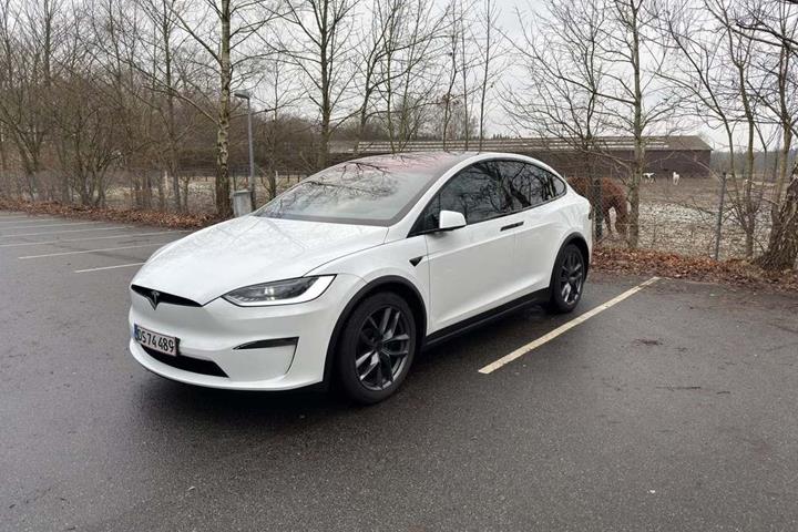 Hvid Tesla Model X fra 2024
