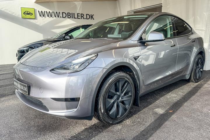 Grå Tesla Model Y fra 2024