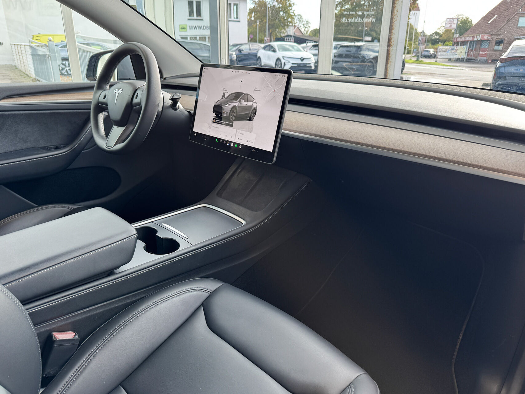Grå Tesla Model Y fra 2024
