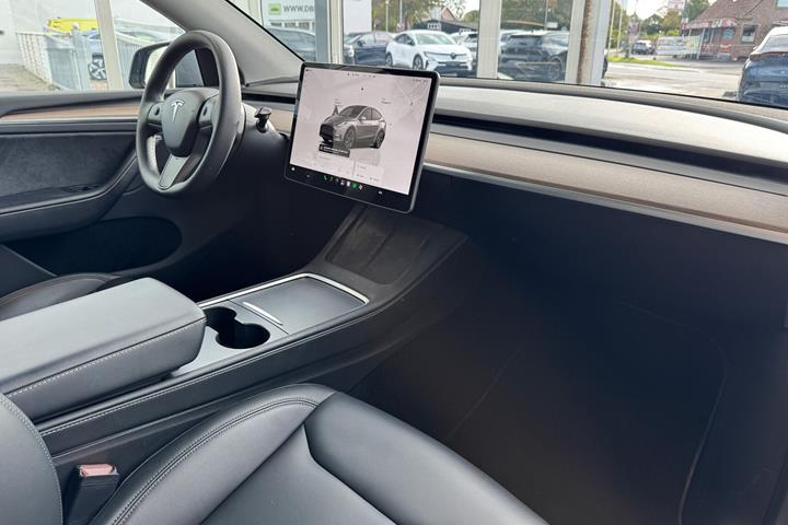 Grå Tesla Model Y fra 2024
