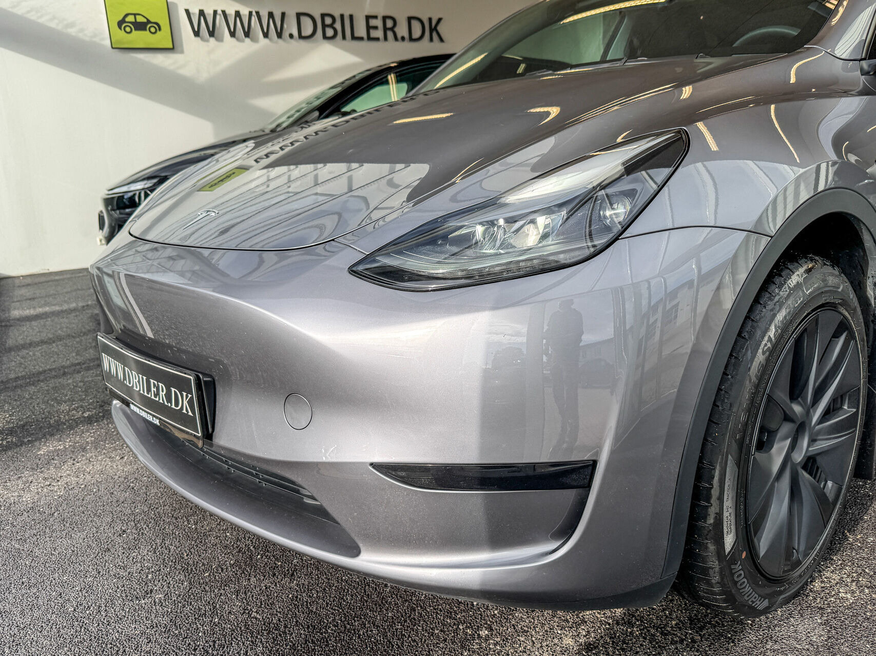 Grå Tesla Model Y fra 2024