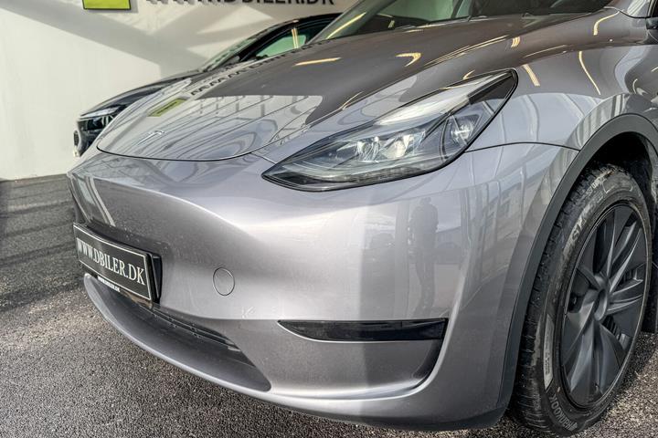 Grå Tesla Model Y fra 2024