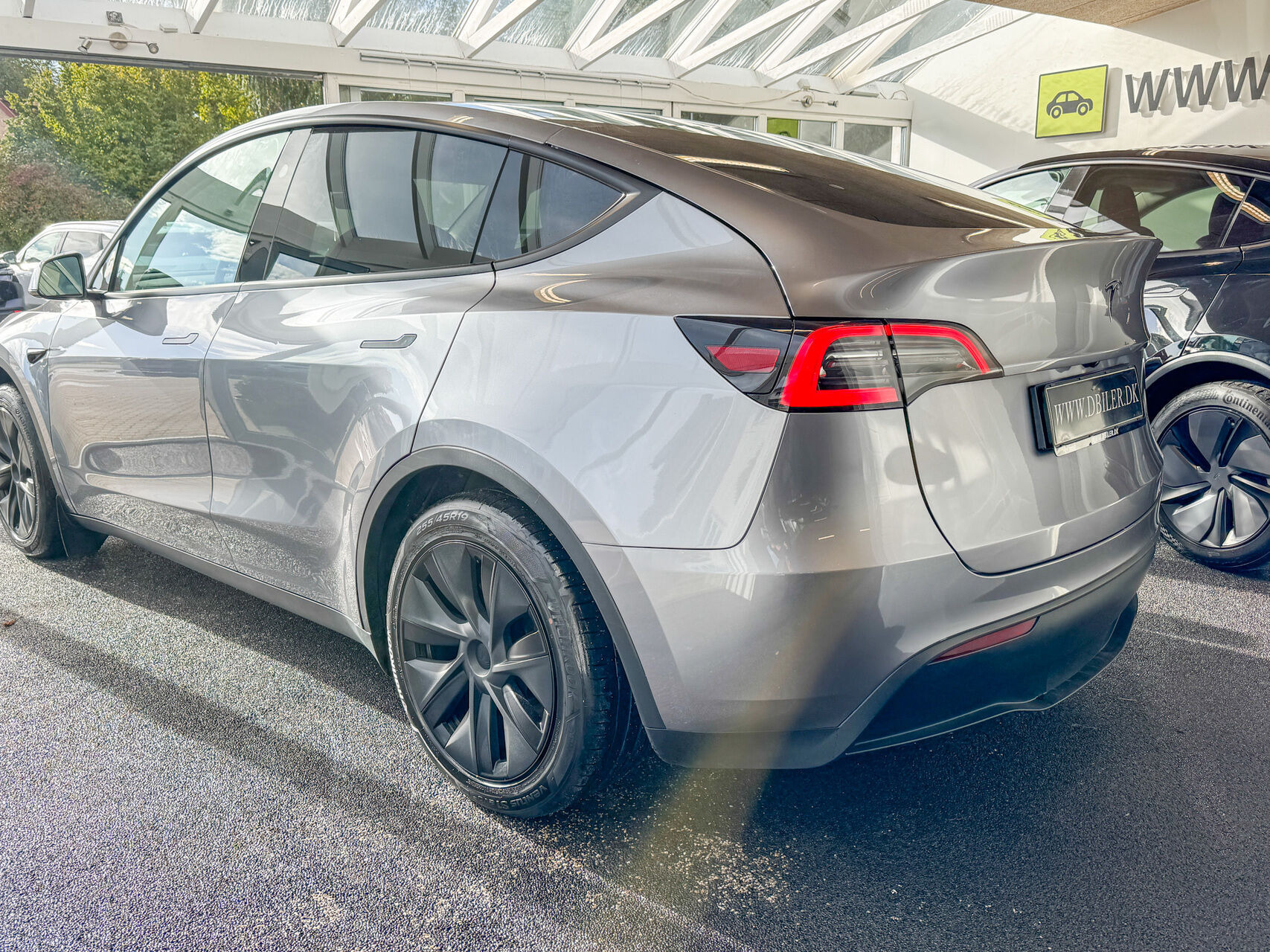 Grå Tesla Model Y fra 2024