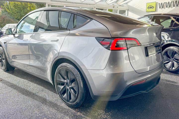 Grå Tesla Model Y fra 2024