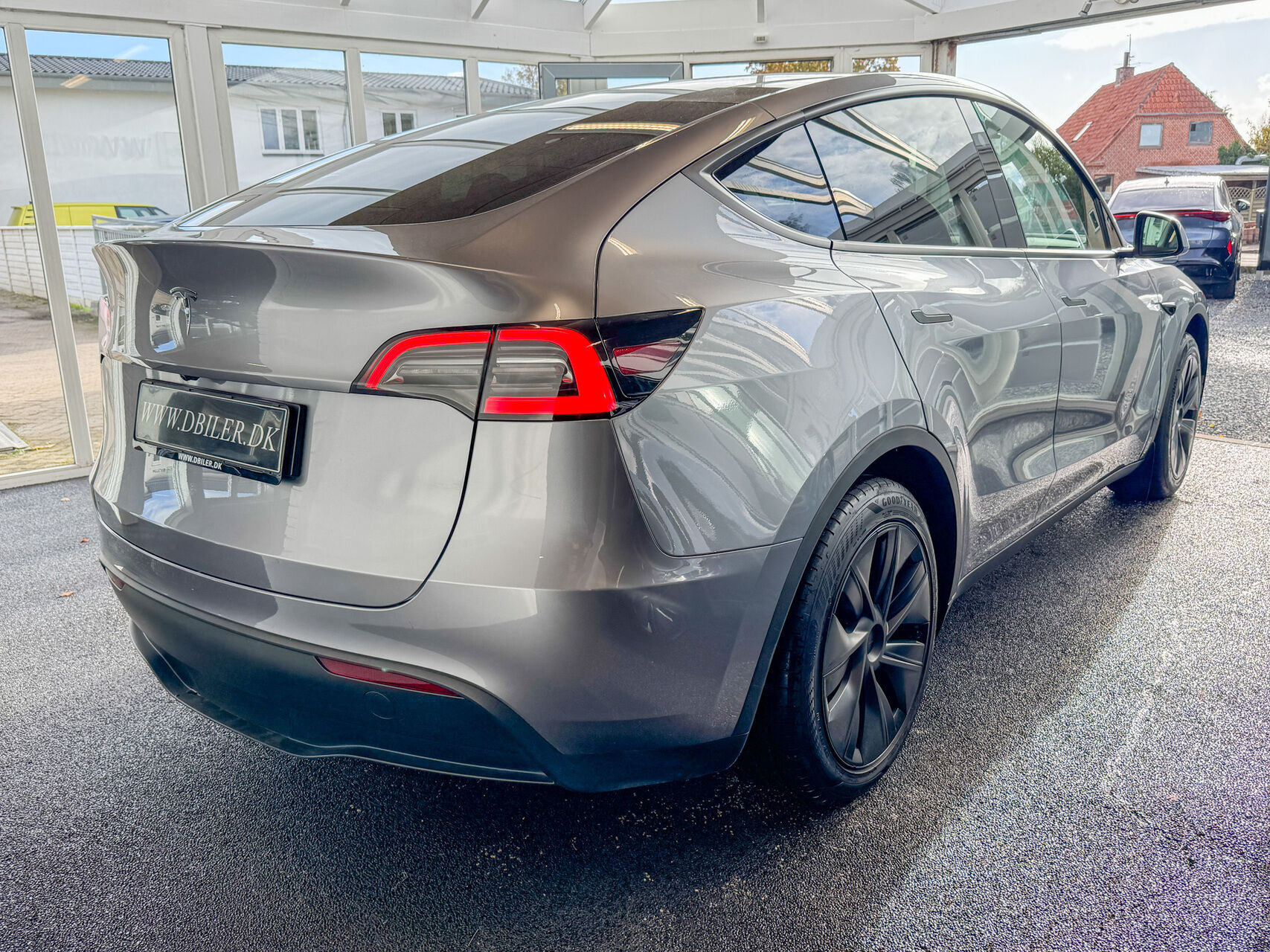 Grå Tesla Model Y fra 2024
