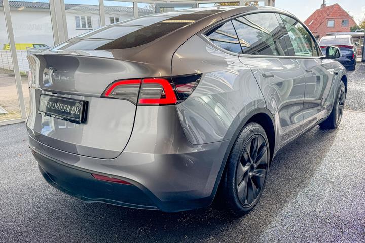 Grå Tesla Model Y fra 2024
