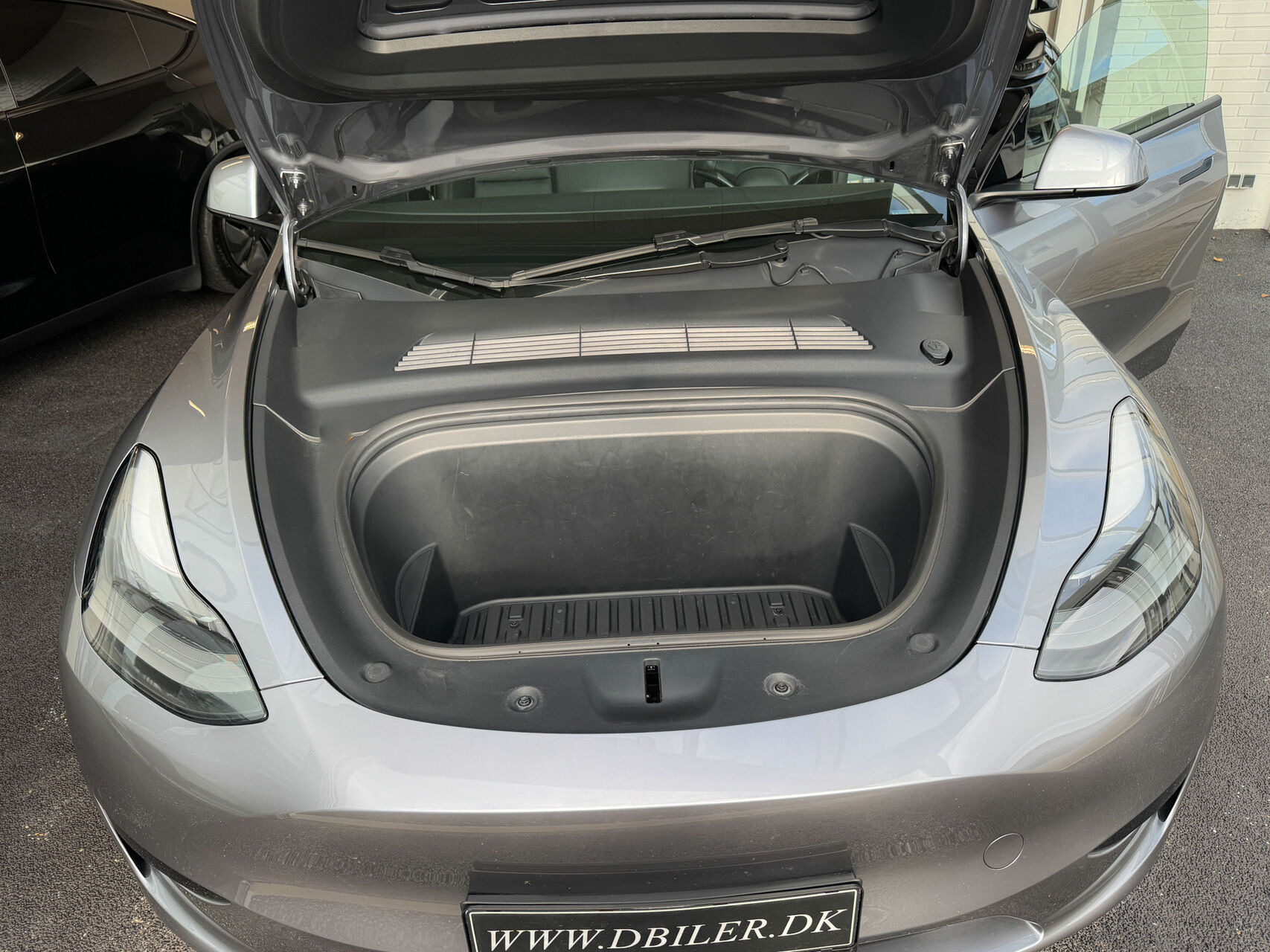 Grå Tesla Model Y fra 2024