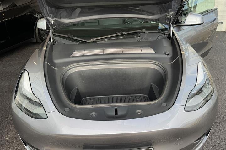 Grå Tesla Model Y fra 2024
