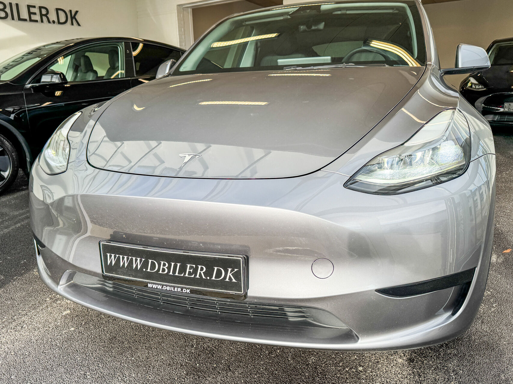 Grå Tesla Model Y fra 2024