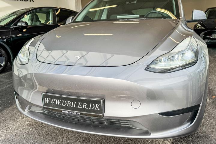 Grå Tesla Model Y fra 2024