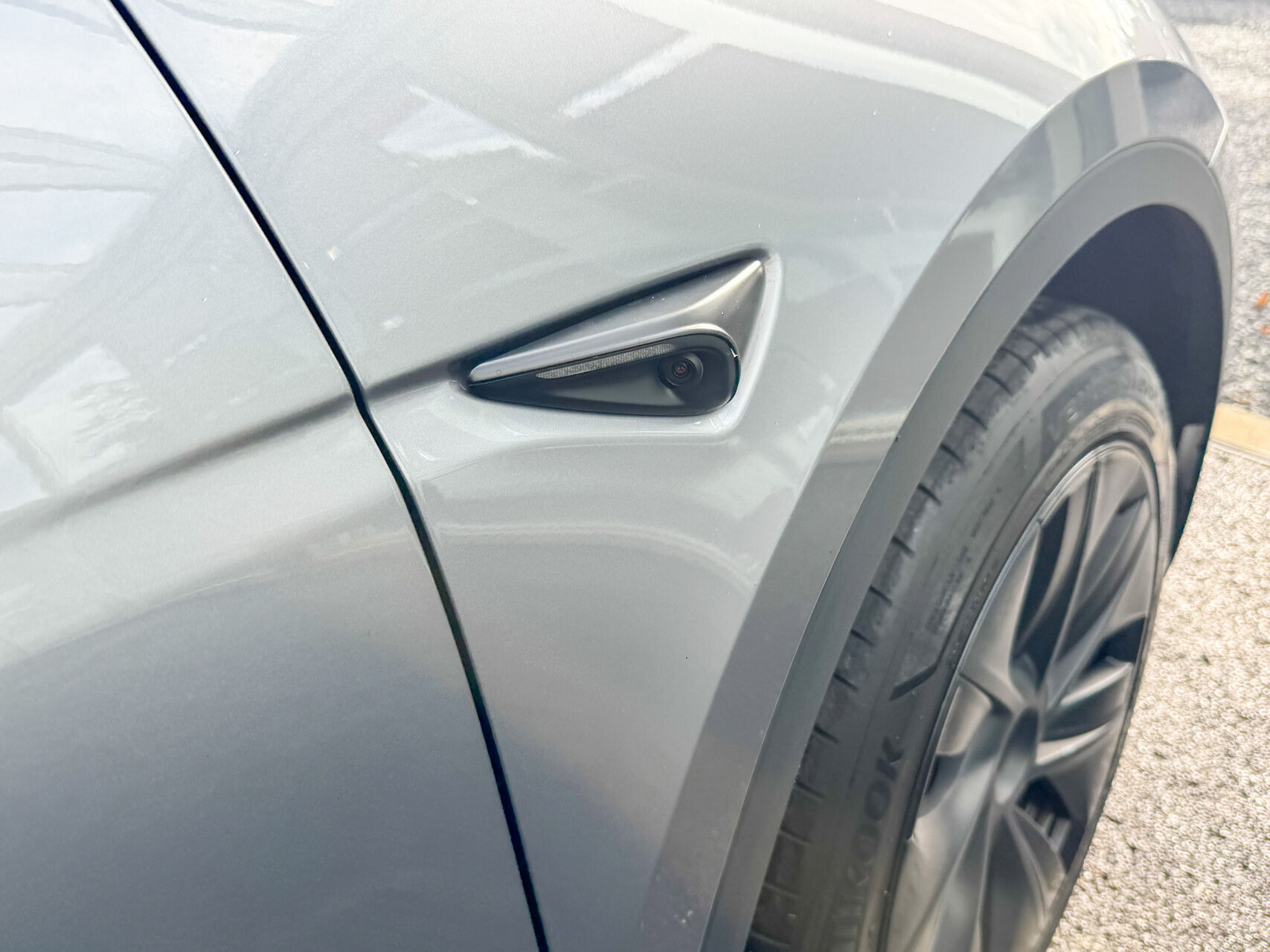 Grå Tesla Model Y fra 2024