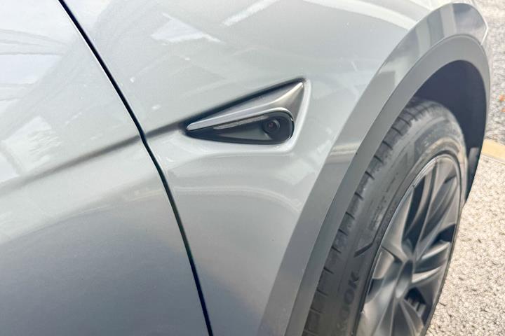 Grå Tesla Model Y fra 2024