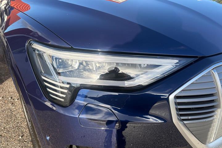 Blå Audi e-tron fra 2021