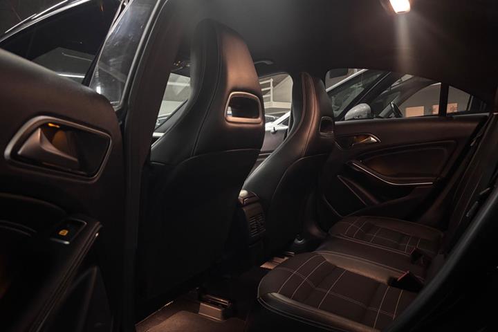 Sort Mercedes CLA220 fra 2015