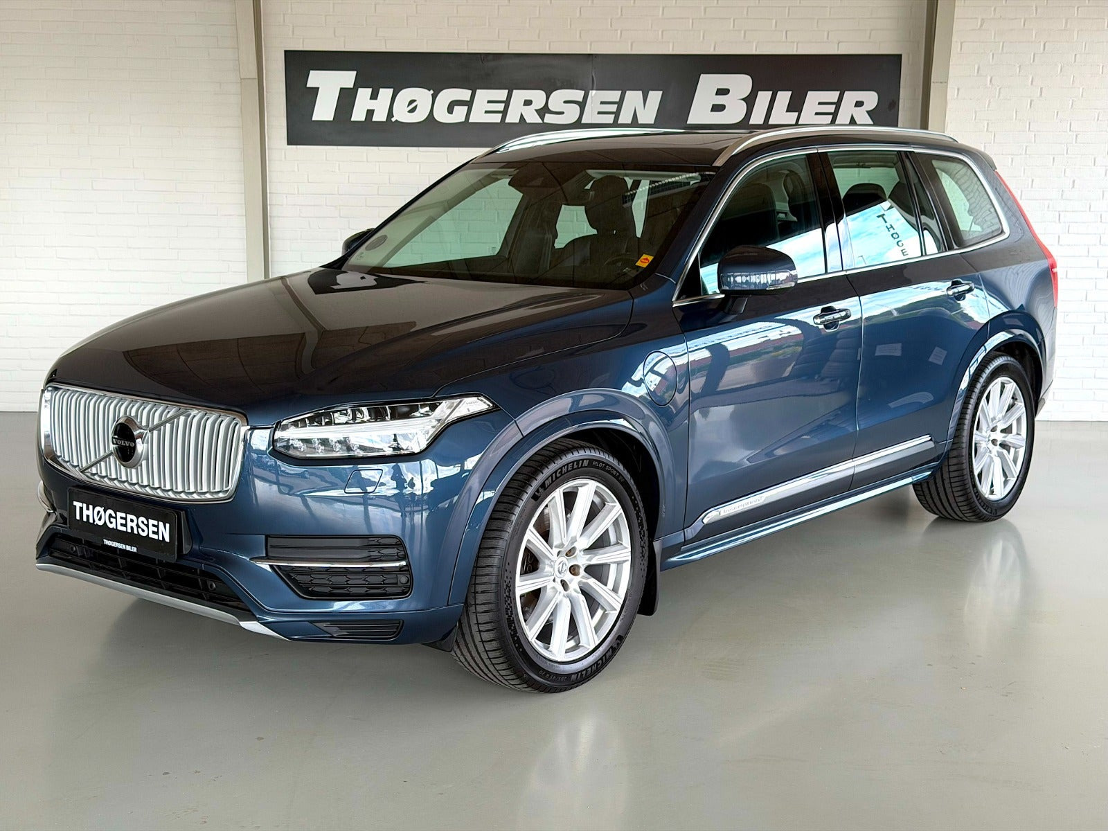 Blå Volvo XC90 fra 2019