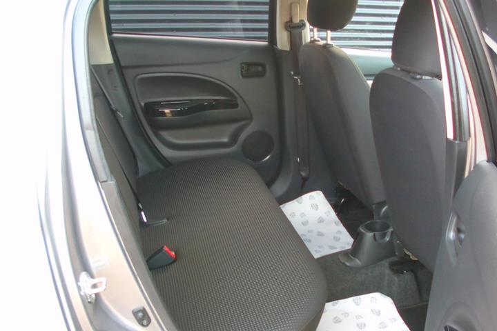 Grå Mitsubishi Space Star fra 2015